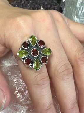 Green Peridot & Garnet Sterling Silver Flower Cocktail Ring - Size 7.75 - 8